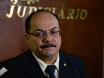 Edson Carlos da Silva Lima agora é ex-tenente dos Bombeiros do Piauí. Ele teria responde pelo estupro de uma menor de 12 anos praticado em 2009.