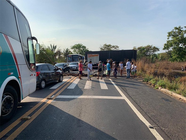 Manifesta O Interdita Br Na Entrada De Teresina Em Protesto Por