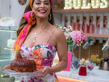 Maria da Paz (Juliana Paes) não tem esperança de conseguir ficar com a confeitaria