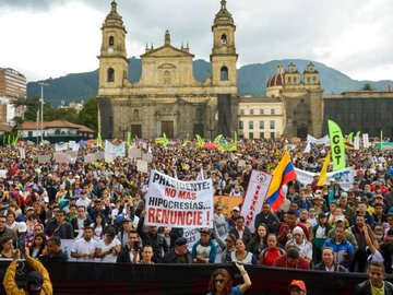 As manifestações que tomam as ruas da capital Bogotá tiveram sua primeira vítima fatal