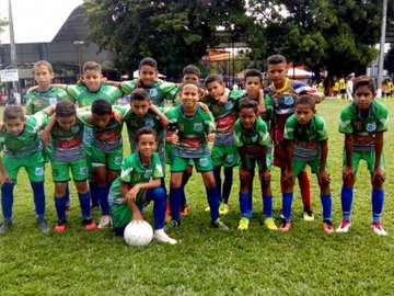 Uma van com jogadores do time de futebol 11 de Junho foi alvo de criminosos, na noite de terça-feira (26), no Povoado Santa Luz, zona rural de Teresina