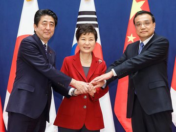 Líderes de Japão, Coreia do Sul e China durante encontro trilateral