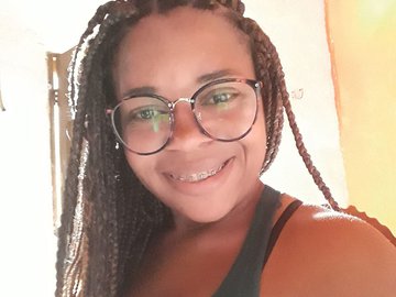 Mulher é esfaqueada até a morte na frente dos filhos em crime de feminicídio