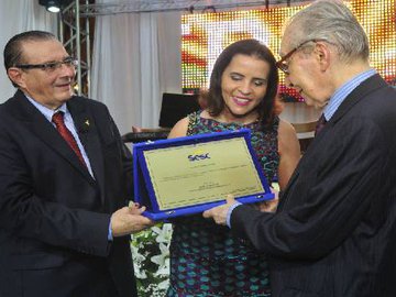 Valdeci Cavalcante presta homenagem ao ministro Reis Veloso