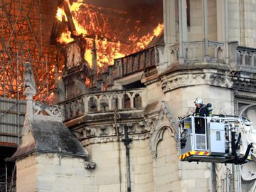 Notre Dame: incêndio que durou cerca de 12 horas derrubou o ponto mais alto da catedral