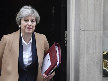 May tenta se manter como premiê apesar de fracasso do Brexit