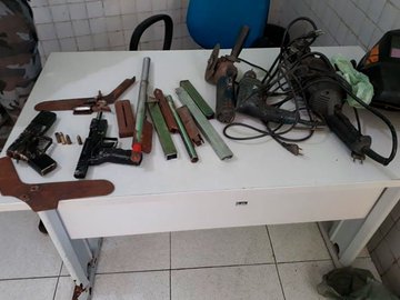 Polícia flagra suposta fabricação de armas em metalúrgica na zona Leste