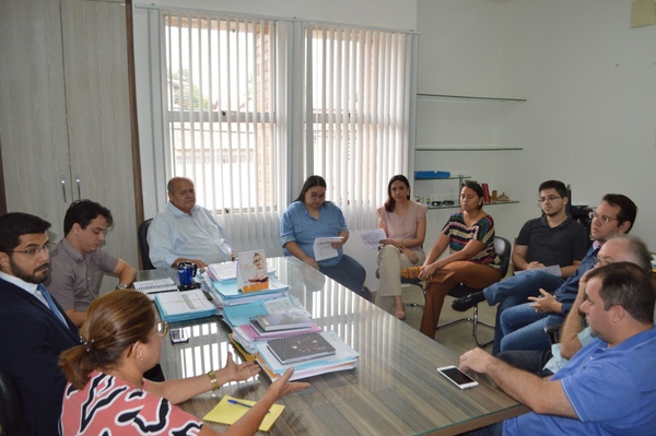 Reunião ocorrida nesta segunda-feira (08) envolvendo a presidência da Fundação Municipal de Saúde (FMS), Sindicato dos Médicos do Estado do Piauí, diretoria hospitalar da FMS, diretores e profi