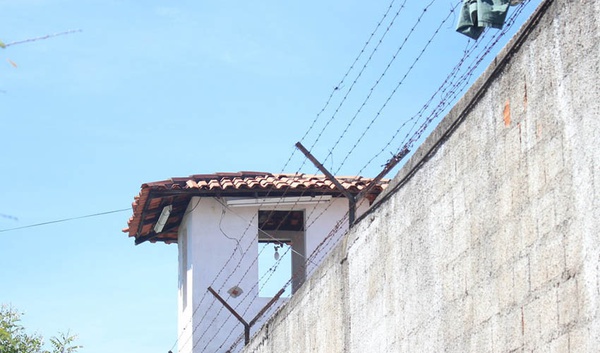 Adolescentes fizeram rebelião neste domingo (11) no CEM e destruíram alojamentos