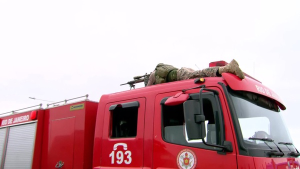 Atirador de elite sobre caminhão do Corpo de Bombeiros mira ônibus na Ponte Rio-Niterói