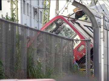 Colisão de trem de passageiros em caminhão deixa um morto no Japão