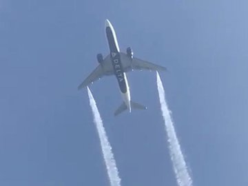 Boeing da Delta esvazia tanques de combustível em pleno ar antes do pouso de emergência no aeroporto de Los Angeles