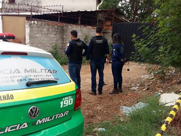 Corpo é achado em porta de garagem no bairro São João