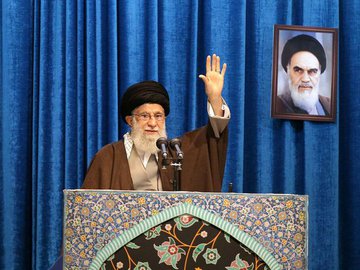 O líder supremo do Irã, aiatolá Ali Khamenei, gesticula durante o sermão desta sexta-feira em Teerã