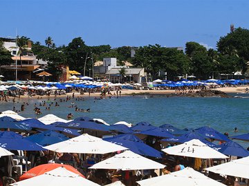 Turista de 19 anos do Piauí é estuprada durante assalto em praia de Salvador