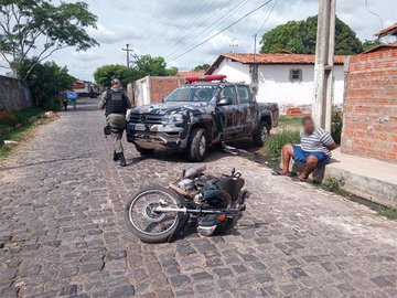 Homem preso com drogas e moto roubada na zona Sudeste