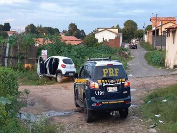 O carro havia sido tomado de assalto e contra o acusado existia um mandado de prisão em aberto