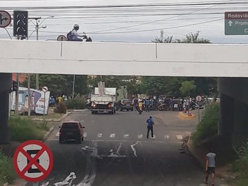 Homem é alvejado a tiros ao passar pela avenida principal do Promorar