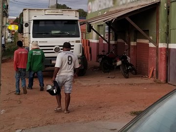 Dupla faz arrastão em Madereira e tranca funcionários em sala