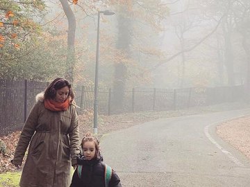 Em foto, brasileira aparece com filho em um dos únicos passeios que fizeram durante a pandemia