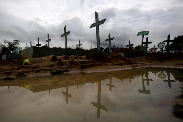 Esta é a primeira vez em uma semana que o número diário de mortes caiu abaixo da marca de 1.000