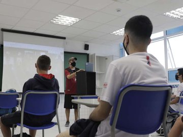 Movimentação em colégio particular na cidade de Campinas, interior de São Paulo