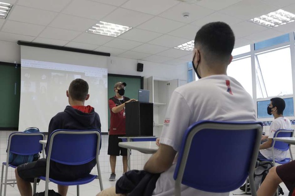 Movimentação em colégio particular na cidade de Campinas, interior de São Paulo