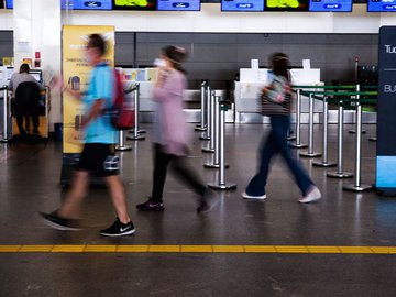 Os passageiros deverão usar nos terminais e dentro das aeronaves máscaras em tecido e, nesse caso, o ideal é que elas tenham camada tripla de proteção ou de uso profissional, como as cirúrgicas e as N