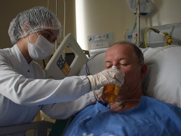 Paciente toma cerveja em hospital ao ganhar alta de UTI-Covid em Blumenau