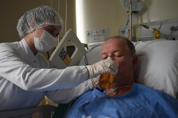 Paciente toma cerveja em hospital ao ganhar alta de UTI-Covid em Blumenau