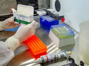 A entrega semanal de 5 milhões de doses é a maior desde que a Fiocruz começou a produzir a vacina no Instituto de Tecnologia em Imunobiológicos (Bio-Manguinhos), em fevereiro.