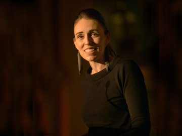 A primeira-ministra Jacinda Ardern, da Nova Zelândia: líderes mulheres focaram mais em ações que minimizam o sofrimento humano causado pelo vírus SARS-CoV-2.