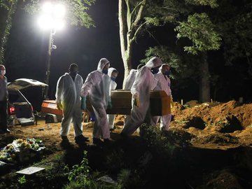 Enterro no cemitério da Vila Formosa, em São Paulo, em meio à pandemia de coronavírus 25/03/2021 REUTERS/Amanda Perobelli