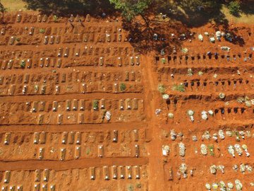 Imagem aérea de um cemitério em São Paulo, durante a pandemia