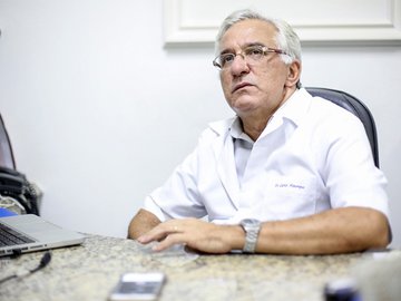 Médico infectologista Carlos Henrique Nery Costa