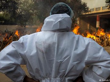 Nova variante do coronavírus, lentidão na vacinação, negligência com medidas preventivas e líderes políticos e religiosos minimizando a pandemia são fatores que contribuíram para a crise sanitária.