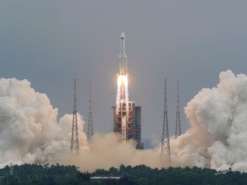 O lançamento de hoje ocorre no momento em que a China também avança em missões sem tripulação, especialmente na exploração lunar.