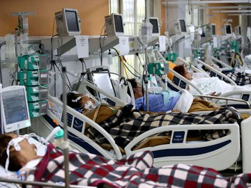 Pacientes em sala de emergência de hospital em Porto Alegre superlotada por causa de pandemia de Covid-19 11/03/2021