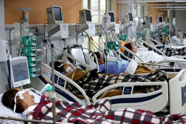 Pacientes em sala de emergência de hospital em Porto Alegre superlotada por causa de pandemia de Covid-19 11/03/2021