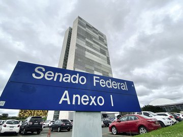 Propomos prever que poderá ser concedida licença compulsória quando não forem atendidas as necessidades de emergência nacional ou de interesse público