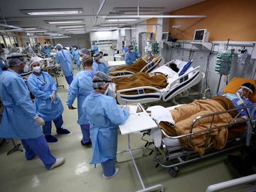 Trabalhadores médicos atendem pacientes do pronto-socorro do hospital Nossa Senhora da Conceição, saturado pelo surto de coronavírus, em Porto Alegre, Brasil.