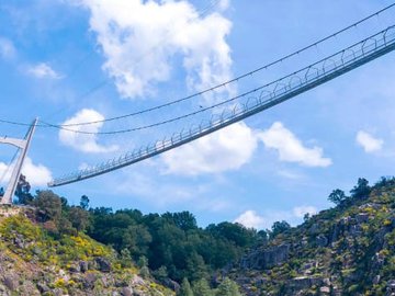 A 516 Arouca – assim chamada porque tem 516 metros de comprimento e fica na localidade de Arouca, uma hora a sul do Porto