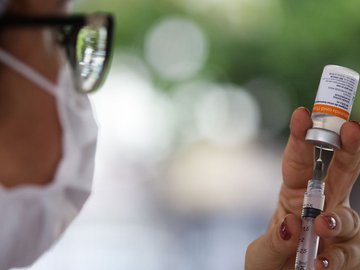 No domingo, uma nova remessa desse imunizante, também obtida junto ao consórcio Covax Facility, chega a São Paulo, com mais 3,8 milhões de doses.