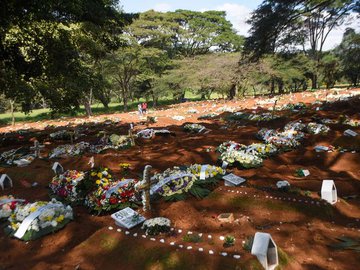 O número representa a sexta-feira com menos mortes desde o dia 12 de março, quando 2.216 pessoas foram à óbito por conta do coronavírus.