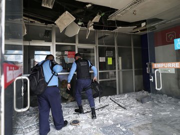 Nas ações de policiamento, foram apreendidas uma arma de fogo e uma metralhadora