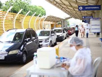 FMS amplia vacinação de 47 anos e mais para hoje e antecipa 46 anos para terça