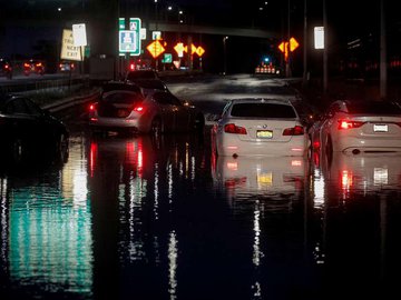 Carros são abandonados após ficarem presos durante enchente em Nova York