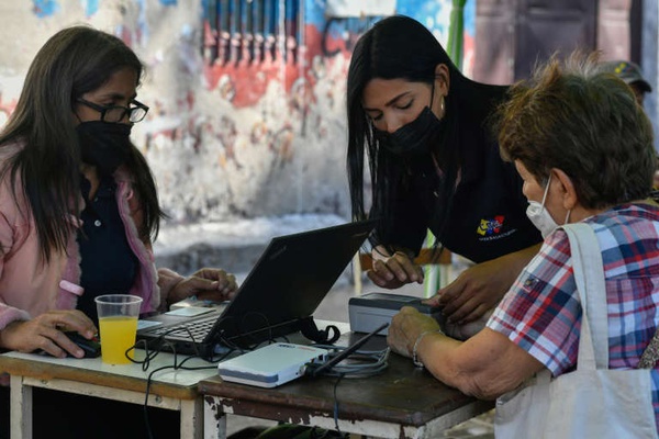 Mulher inclui assinatura em favor do referendo revogatório contra Maduro