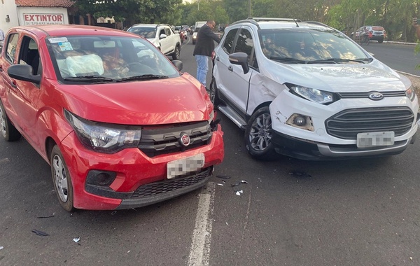 Acidente entre três veículos deixa feridos na avenida Maranhão