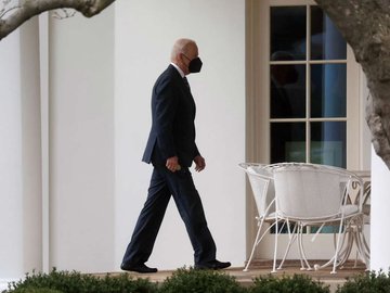 Presidente dos EUA, Joe Biden, entrando na Casa Branca em Washington.